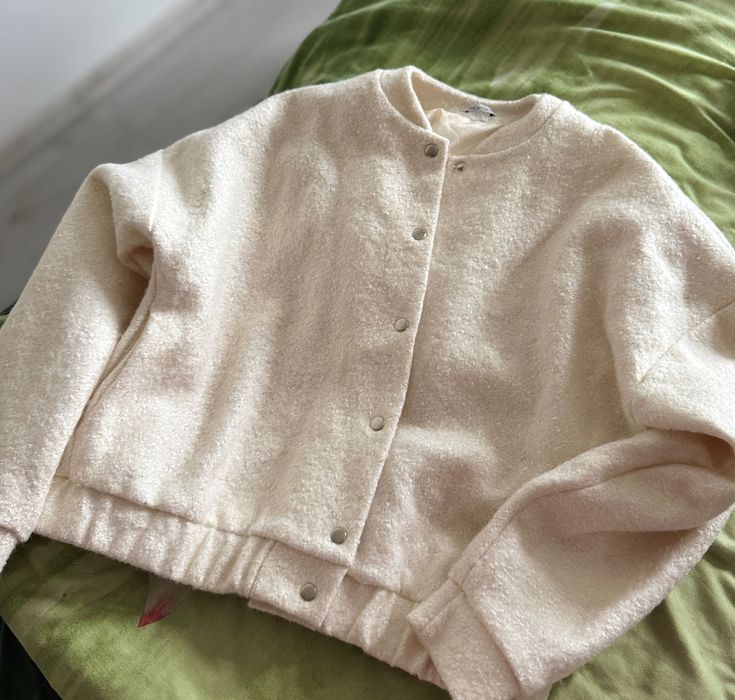 Бомбер молочний