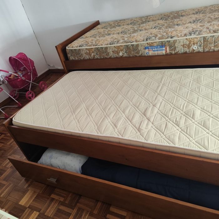 Cama de solteiro em madeira maciça com cama auxiliar + 2 colchões