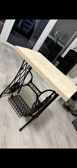 Stół z podstawy maszyny SINGER .