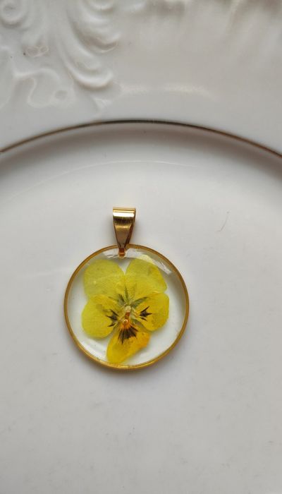 Wisiorek żywica z bratkiem