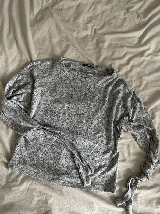 Jasno szary dzianinowy melanzowy sweterek z wiazaniem Mango S