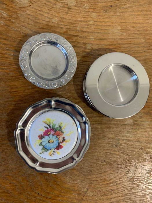 Металлические блюдца тарелочки