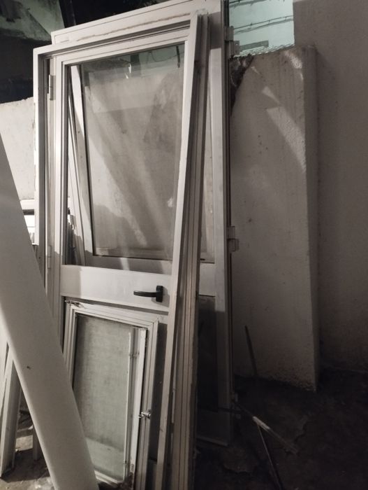 Portas e janelas em alumínio vidro simples.