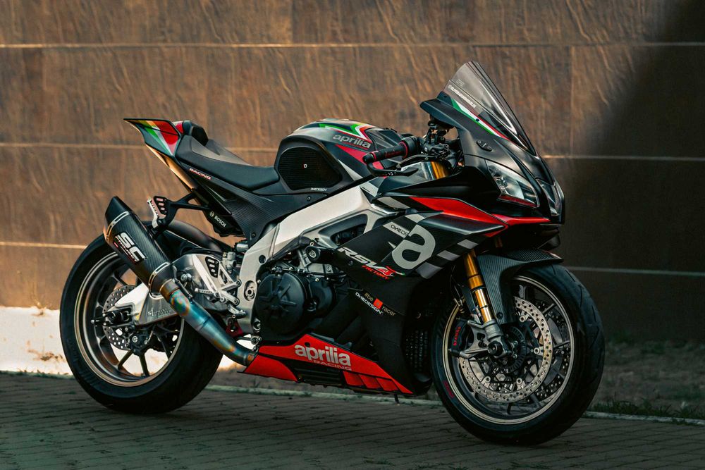 Aprilia rsv4 1100 factory