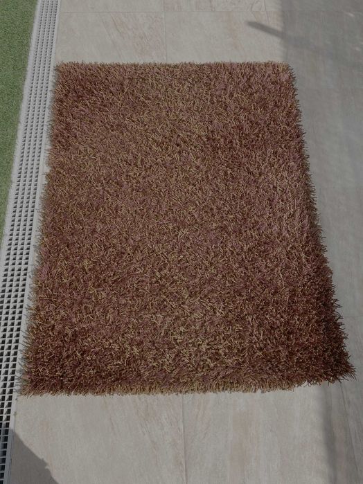 Carpete em tons de castanho/dourado