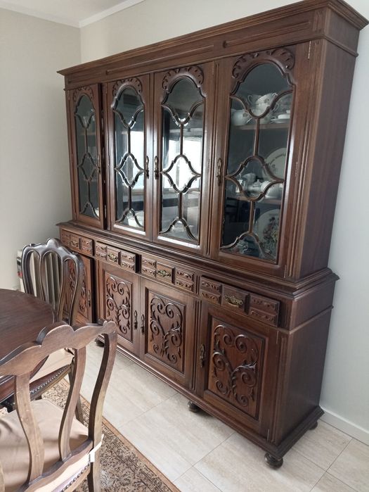 Mesa ,3 cadeiras e móvel