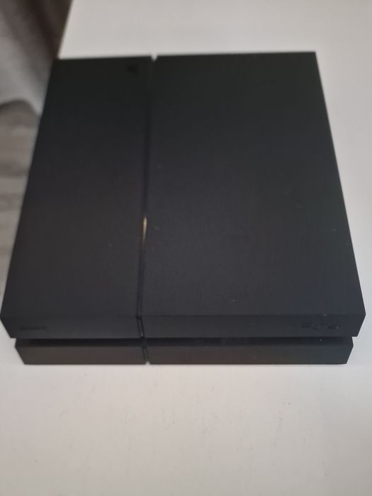 Playstation 4 com 2 comandos e 11 jogos