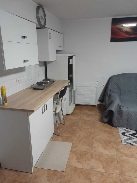 Pokój z aneksem kuchennym i łazienką