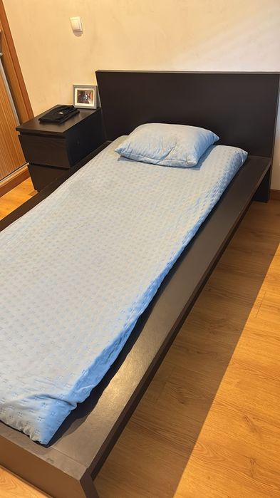 Cama com colchão novo e estrado e uma mesinha de cabeceira secretária