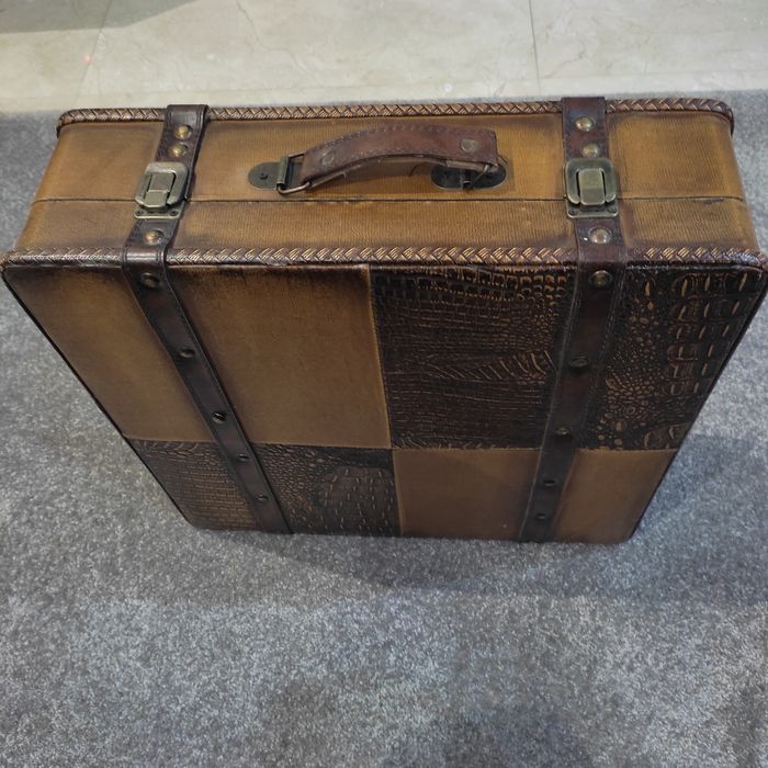 Baú em madeira revestida com pele