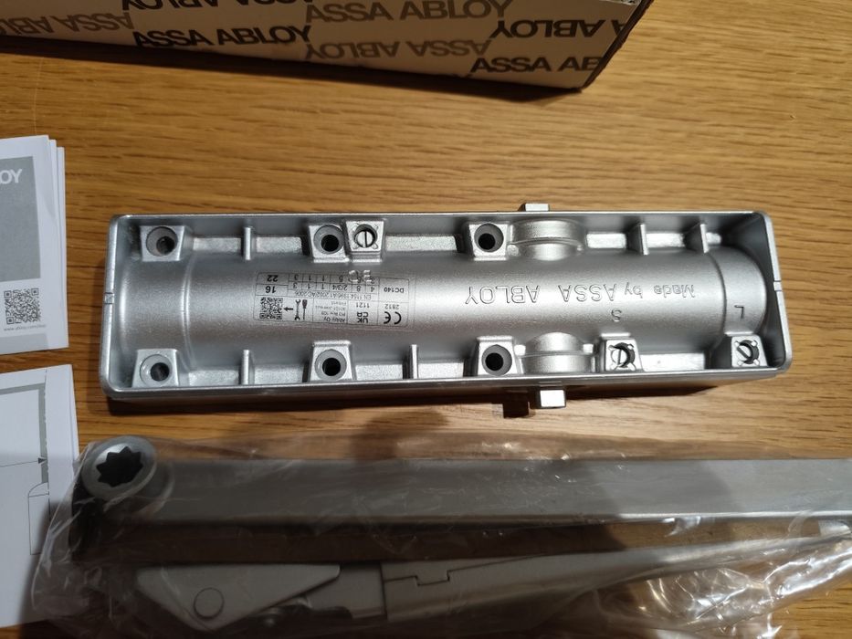 Samozamykacz ramieniowy DC140 do drzwi srebrny Assa Ablo y