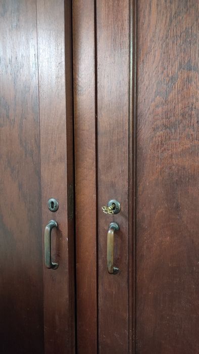 Armário antigo em madeira