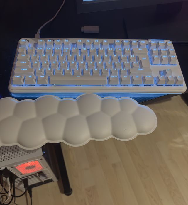 Logitech G715 Linear +keycapy logitech różowe