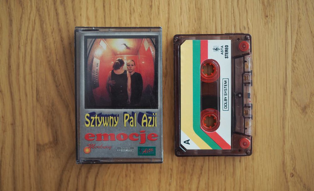 Sztywny Pal Azji, Emocje, kaseta