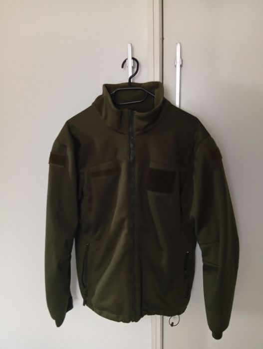 Bluza softshell w kolorze oliwkowym. Rozm.s-l Model MON 128Z/MON