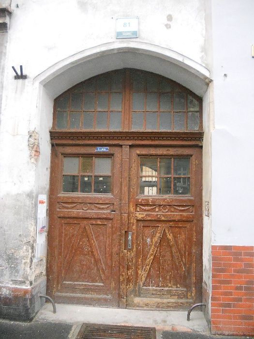 Renowacja drzwi, mebli bram i schodów