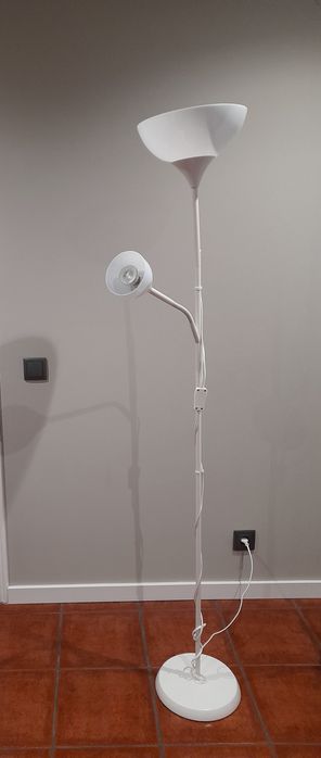 Candeeiro de pé branco elegante,  para leitura