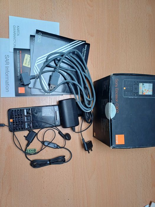 Sony Ericsson C902 - ładowarka, słuchawki, instrukcja, pudełko