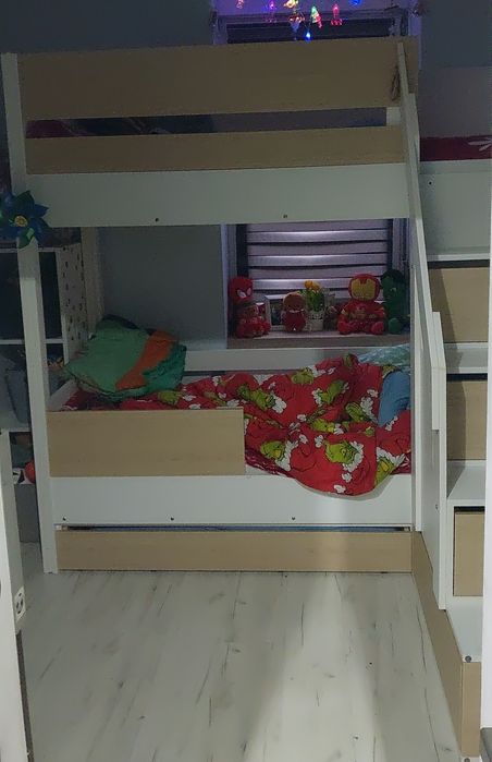 Łozko piętrowe ze  schodkami