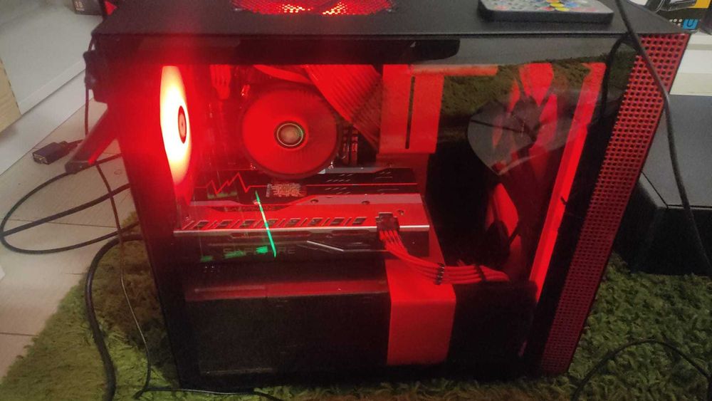 komputer PC  - mała jednostka w idealnym stanie