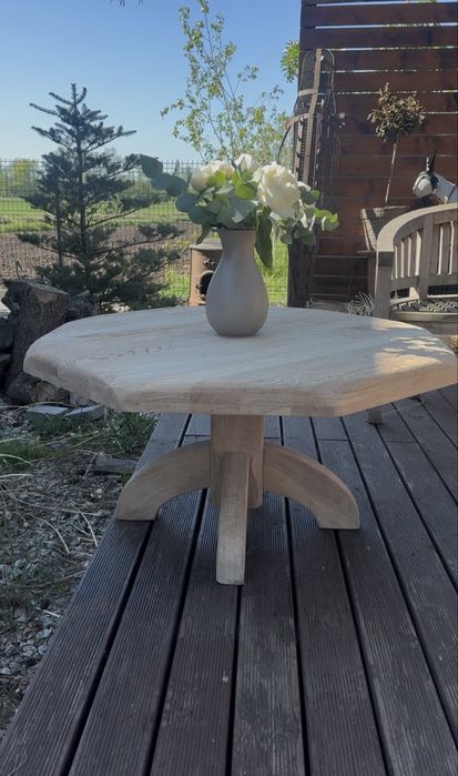 Masywny osmiokątny stolik kawowy z litego dębu