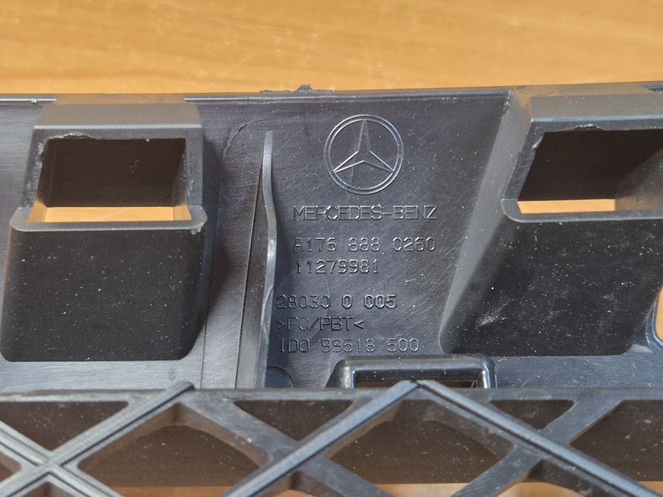 Mercedes  W175 CLA grill atrapa A176 888 0260 OEM NOWY