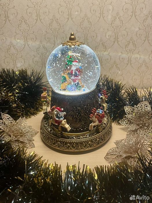 Новорічний світильник куля зі снігом та Санта-Клаусом, каруселька