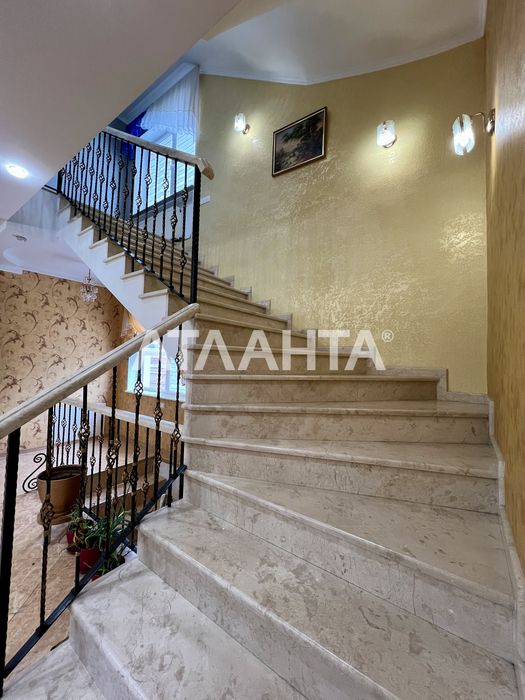 Дом с бассейном в Даче Ковалевского.