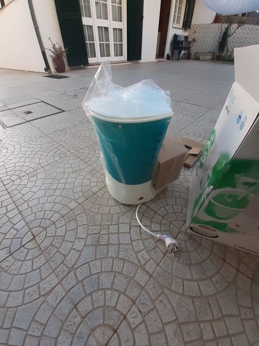 Cafeteira elétrica Rayola nova com caixa.