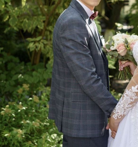 Костюм трійка,дуже гарної якості,штани потрібно підложити