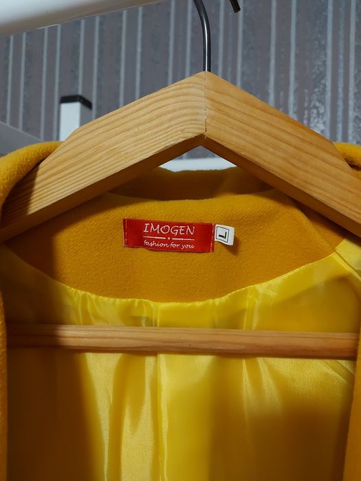 Женское пальто горчично-желтого цвета