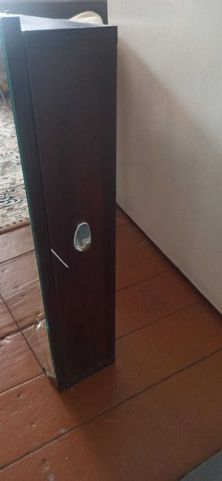 Wisząca szafka łazienkowa z lustrem