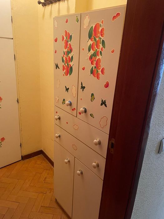 Armário com portas e gavetas