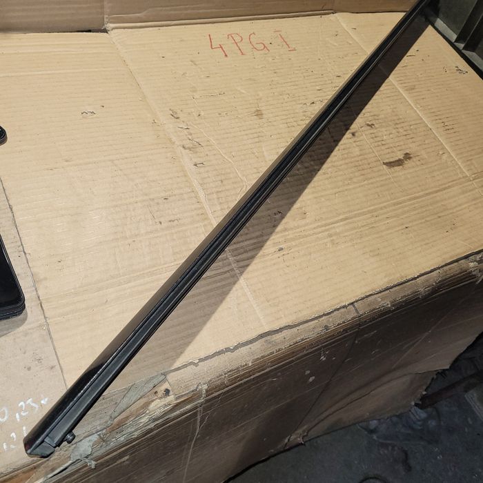 Listwa dolna drzwi przód prawa audi a4 b7 2006r LY9B