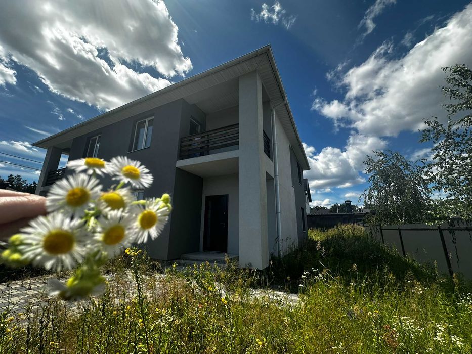 Дуплекс з великою ділянкою в Бучі