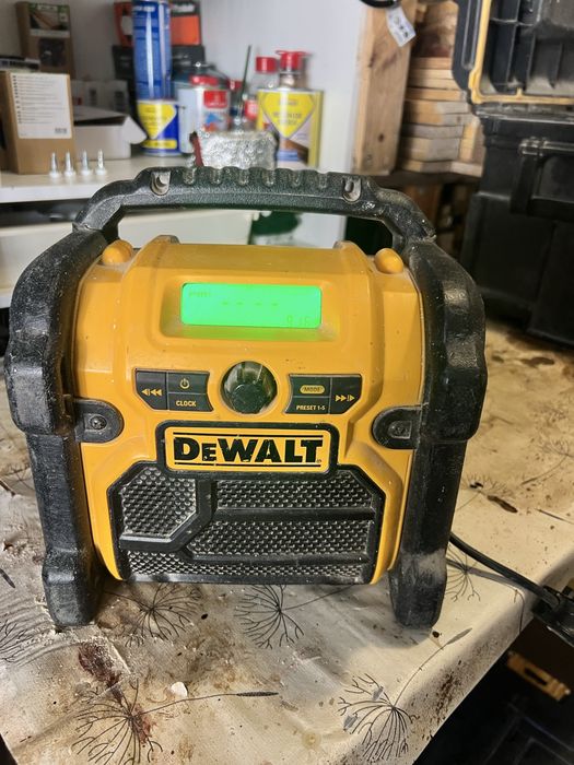 Radio Dewalt de ficha e bataria