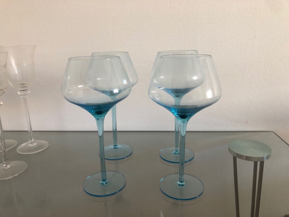 Copos azuis de vidro