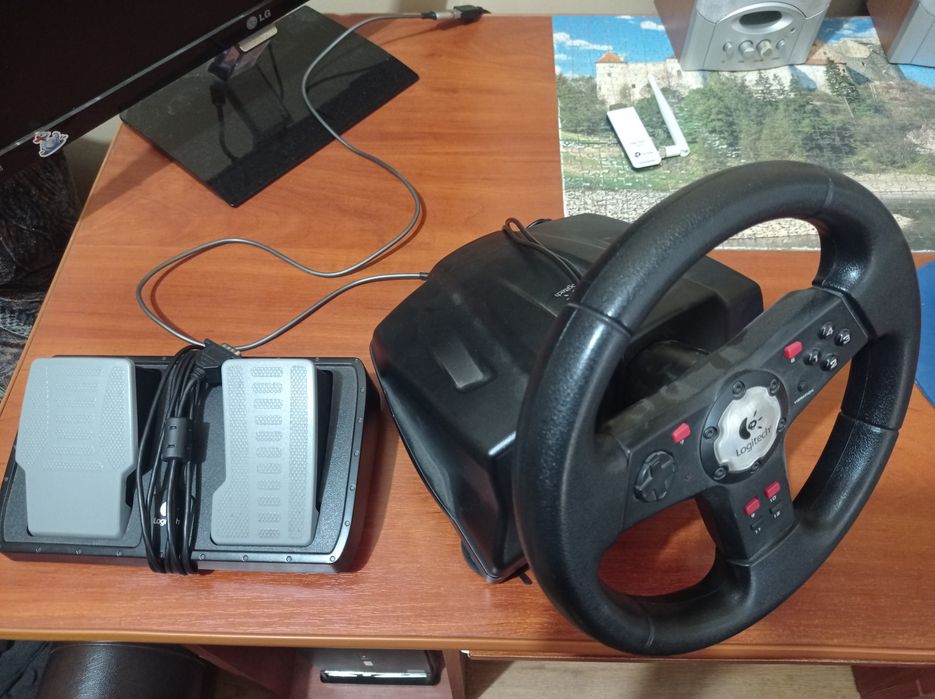 Ігрове кермо/руль Logitech