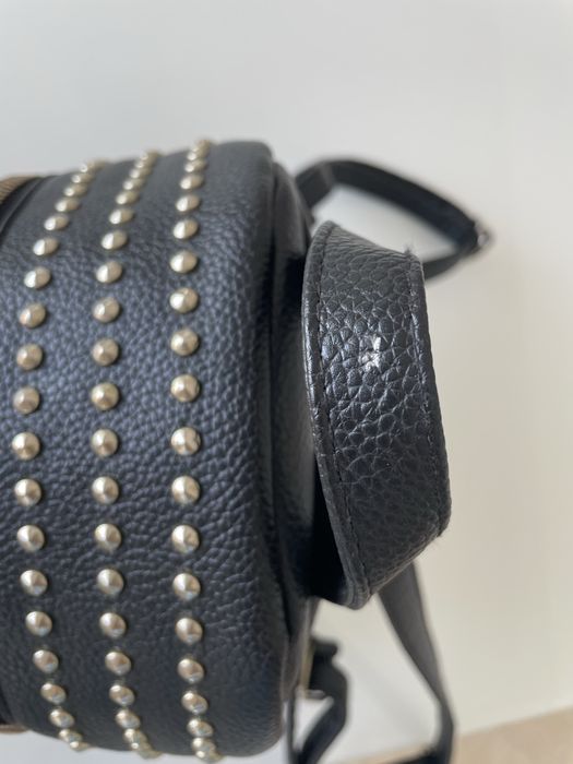 Mochila pequena preta com tachas douradas