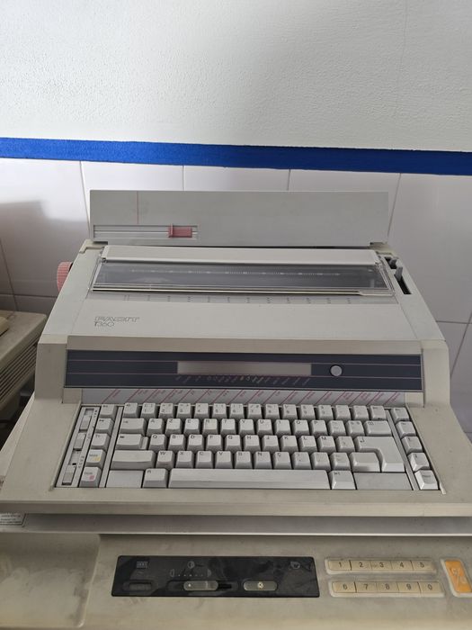 Máquina de escrever eletrónica