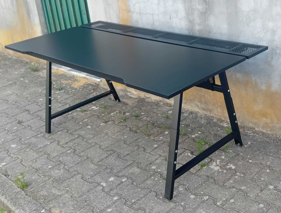 Secretária gaming de cor preta
