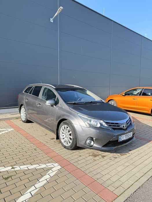продам авенсіс 2012