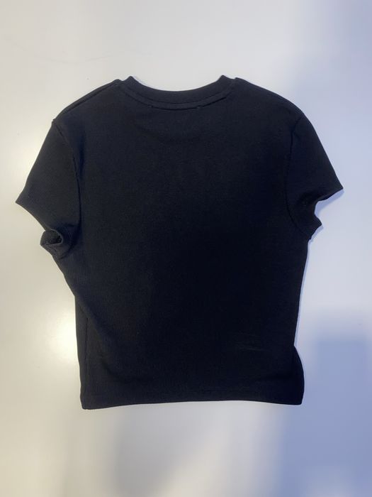 czarny top.