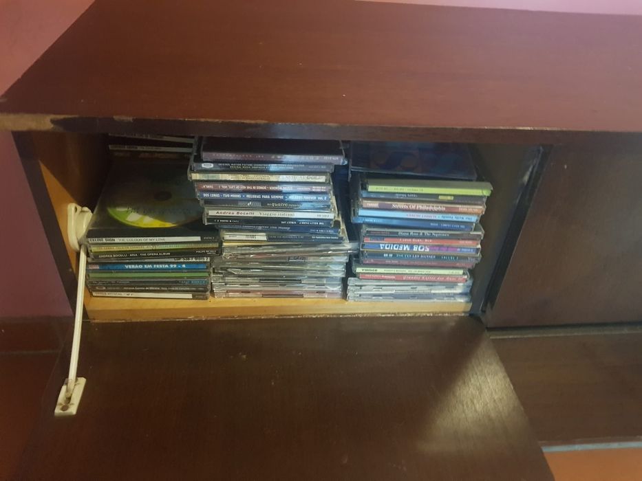 Móvel radio e gira discos com 50 anos