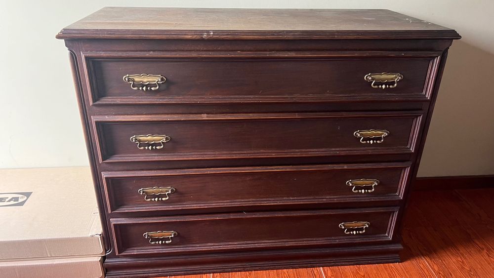 Cama casal e cômoda