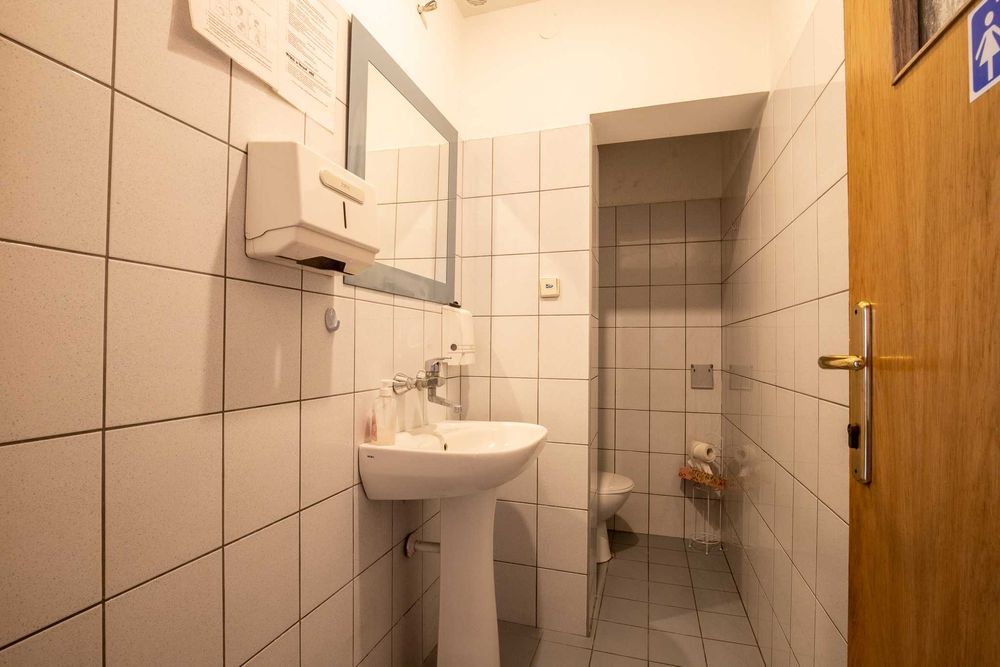 Do wynajęcia przestronny, narożny, witrynowy lokal handlowo-usługowy.