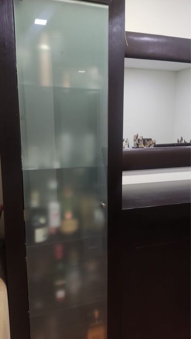 Aparador, garrafeira e espelho