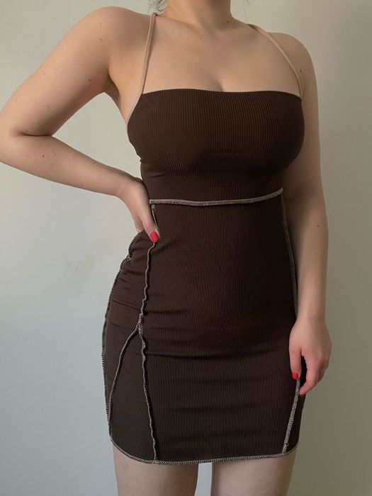 Brązowa sukienka z odkrytymi plecami