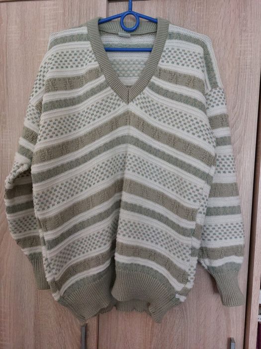 Sweter w serek w paski