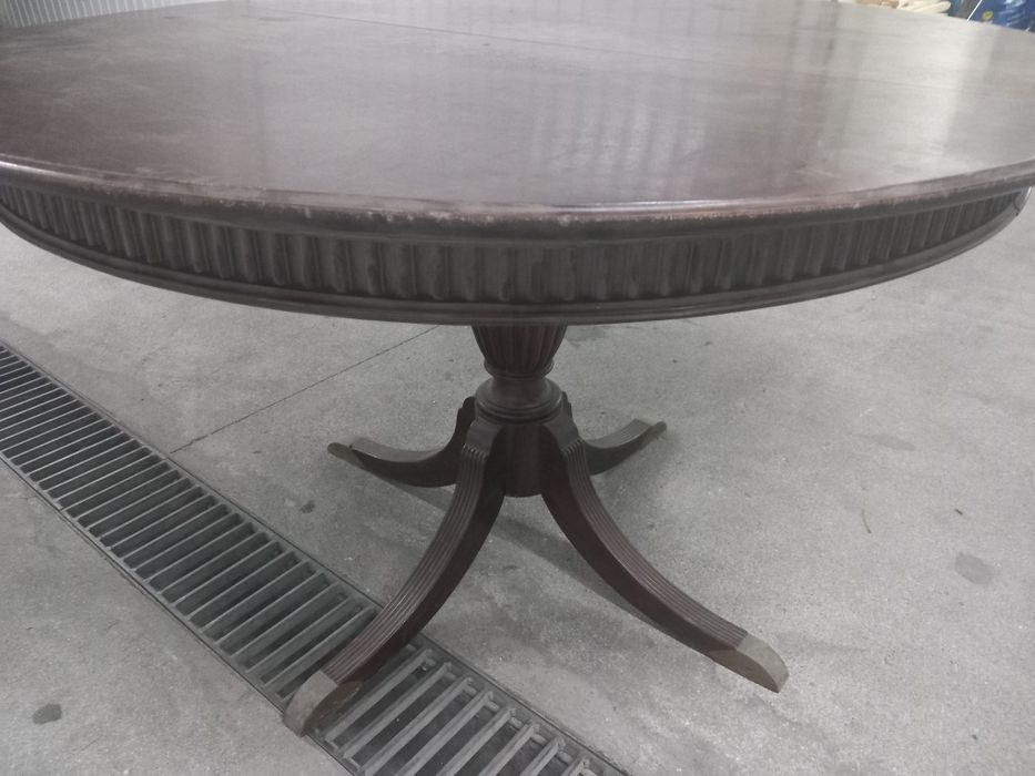 Mesa antiga de madeira maciça